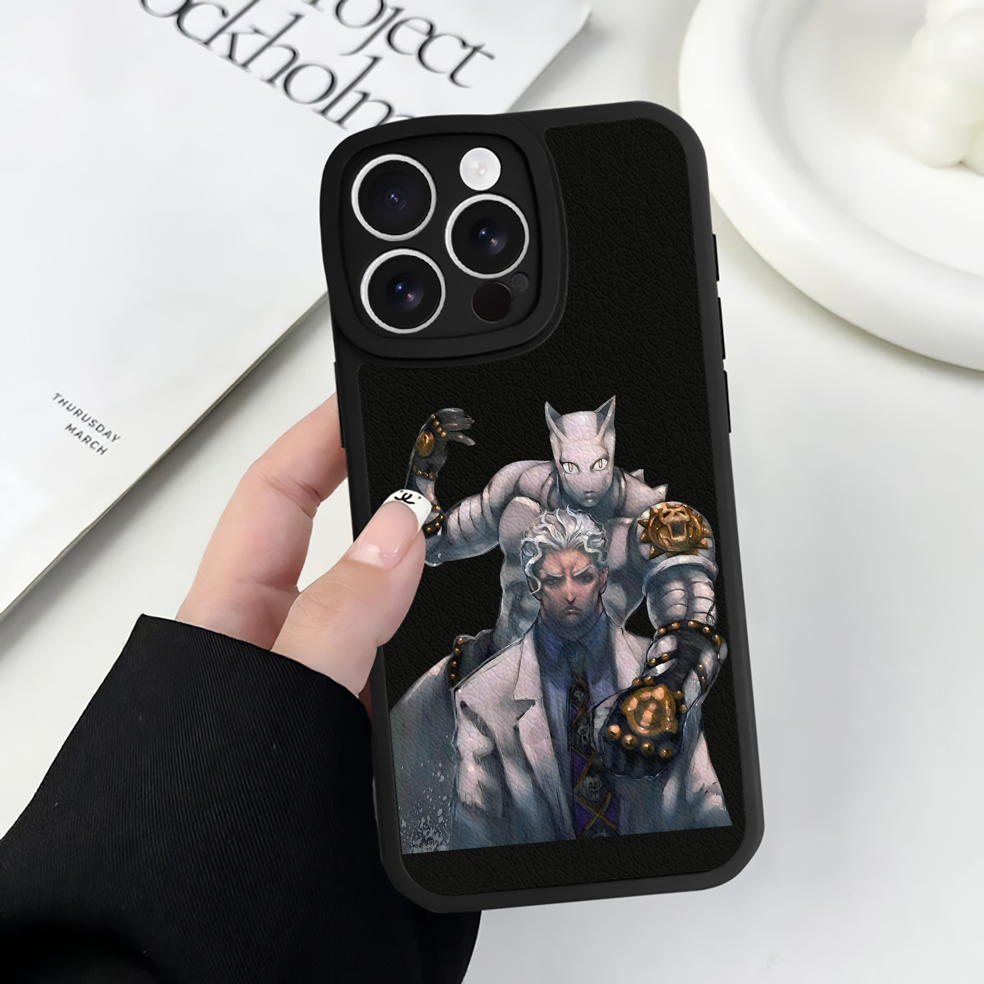（画像用） ジョジョの奇妙な冒険 きら よしかげ JoJo's Bizarre Adventure Kira Yoshikage 【iPhone 16シリーズ対応】シリコンスマホケース（レザー調） 材質：シリコン